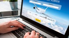 Persona buscando vuelos más baratos en internet