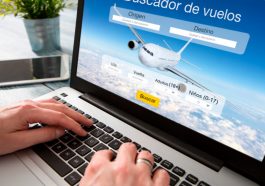 Persona buscando vuelos más baratos en internet