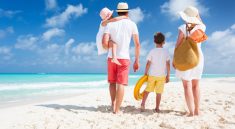 Familia en playa de Cancún con niños