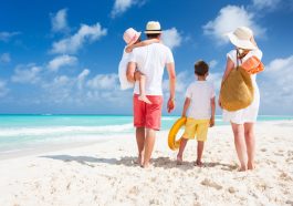 Familia en playa de Cancún con niños
