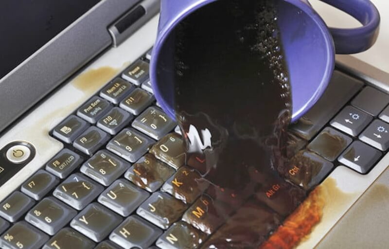 Descubre qué hacer si se derrama agua en tu laptop