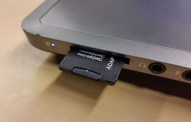 Puertos de computadora: MicroSD / SD Card