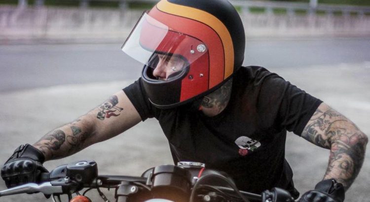 motociclista con casco vintage
