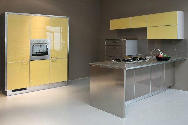 cocina nueva con gabinetes amarillos