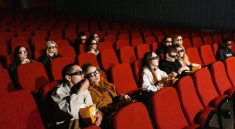 personas en la sala de cine